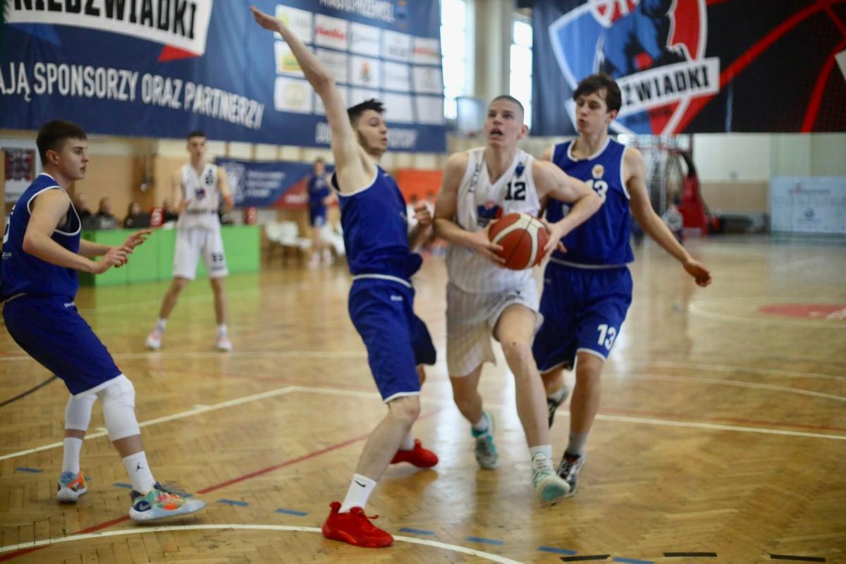 Maciej Puchalski (z piłką) był najlepszym zawodnikiem turnieju w Przemyślu.<br/>fot.Grzegorz Gajdzik
