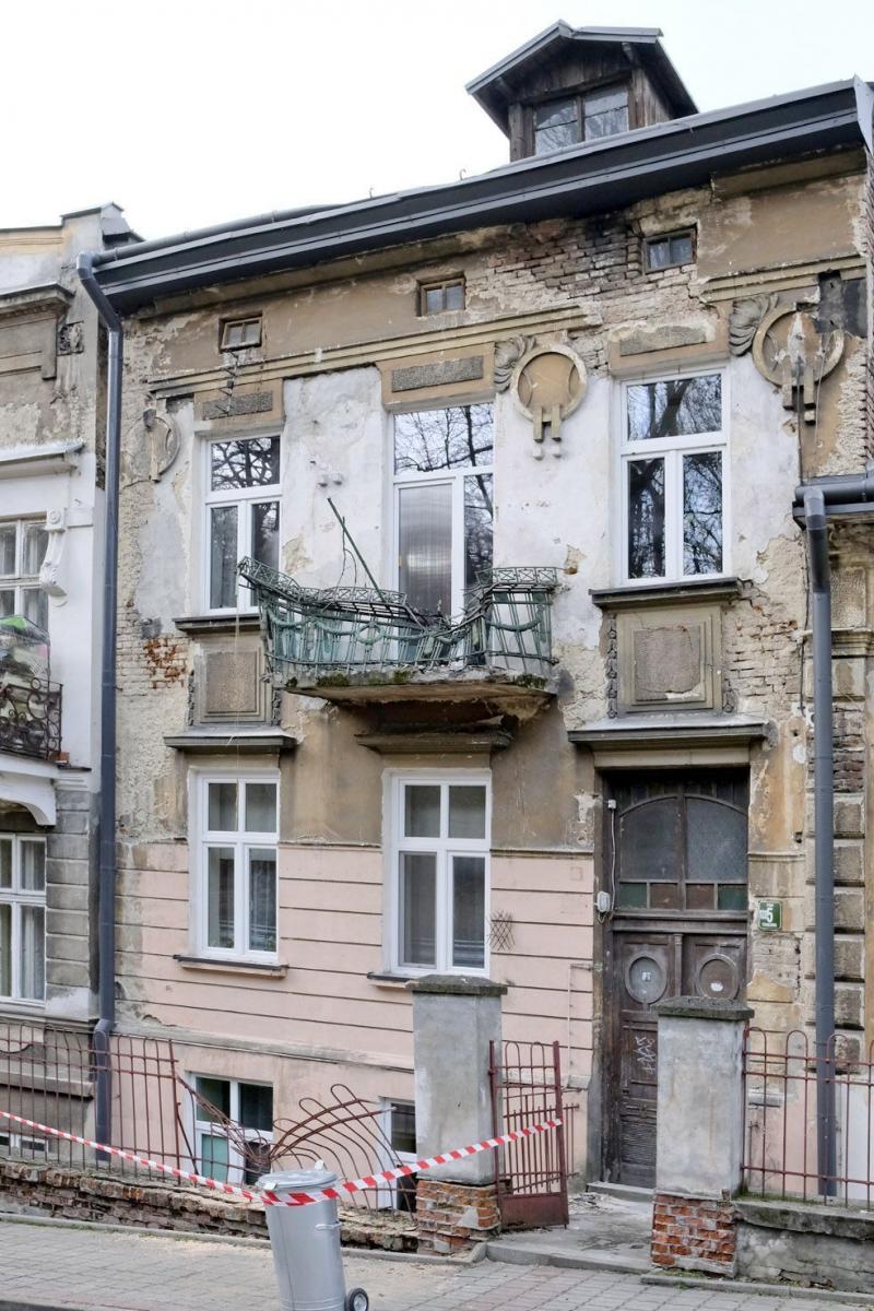Zabytkowa, uszkodzona przez jesion kamieniczka przy Parkowej 5.<br/>fot.Jacek Szwic