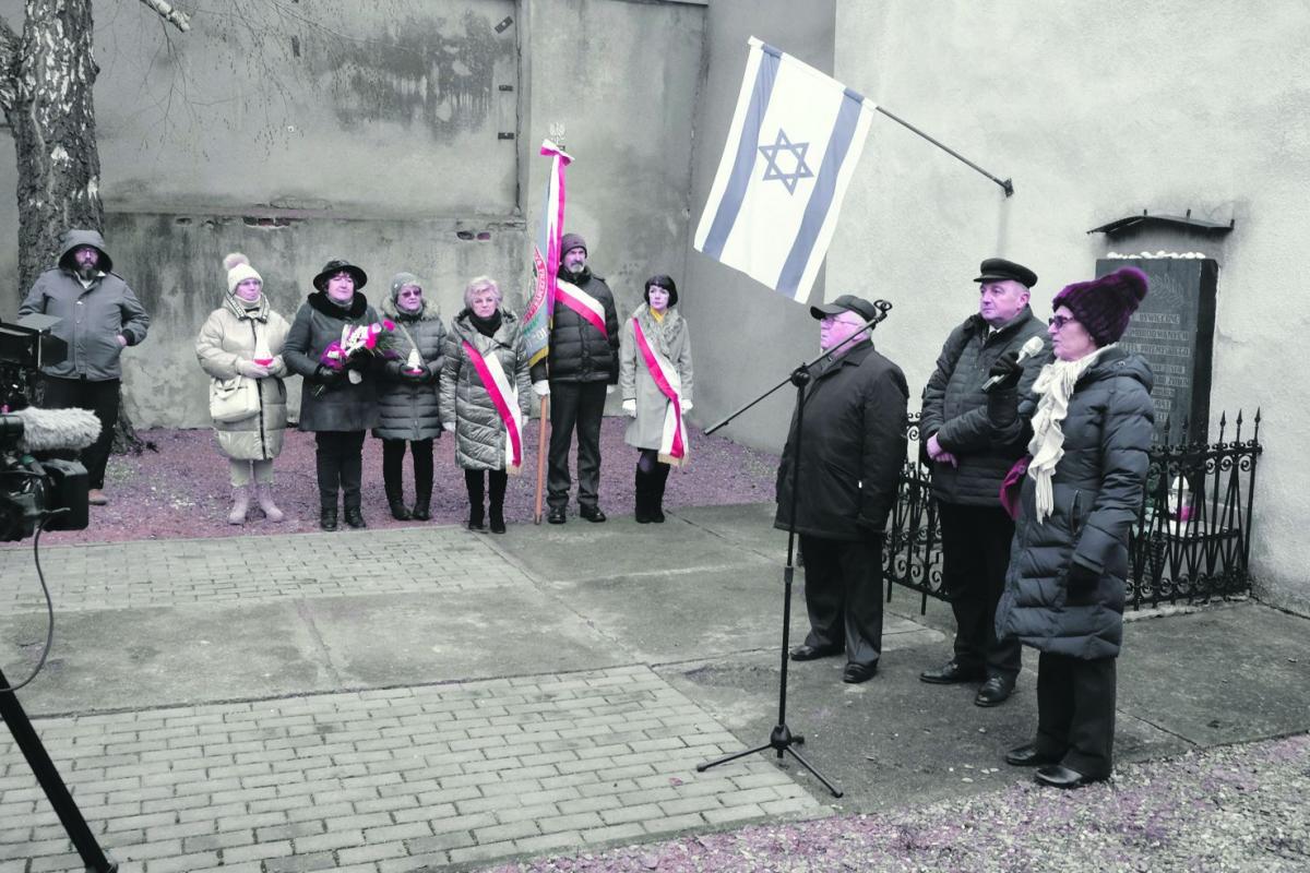 Żyd z Ukrainy, profesor Wacław Wierzbieniec i Nina Talbot ze Stanów podczas uroczystości przy ulicy Kopernika.<br/>fot.Jacek Szwic