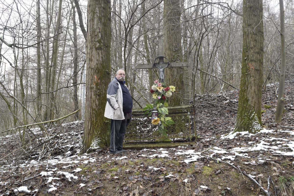  – To jest krzyż postawiony w maju 1966 z okazji 1000-lecia chrztu Polski – rozpoczyna opowieść Wojciech Kłyż. – W miejsce starego, drewnianego. Miałem wtedy jedenaście lat, ale pamiętam poprzedni, rozsypujący się krzyż, drewniane, połamane sztachety. Wtedy legalnie nie wolno było ratować takich mie