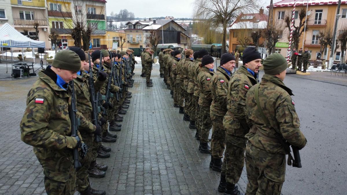 Wojska Obrony Terytorialnej to formacja wojskowa złożona z ochotników, których zadaniem jest obrona kraju na terenie swojego terytorium. Mieści się w szeregach pięciu rodzajów Sił Zbrojnych RP, tuż obok Wojsk Lądowych, Sił Powietrznych, Marynarki Wojennej i Wojsk Specjalnych. <br/>fot.facebook/Grzeg