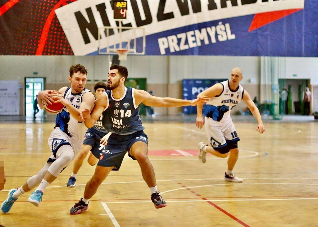 Rafał Serwański, pod nieobecność lekko kontuzjowanego Kacpra Majki, był odpowiedzialny za konstrukcję akcji. Zdobył 8 punktów, miał 4 zbiórki, 12 asyst i 7 przechwytów. Przelicznik evalutaion – 28. <br/>fot.Grzegorz Gajdzik