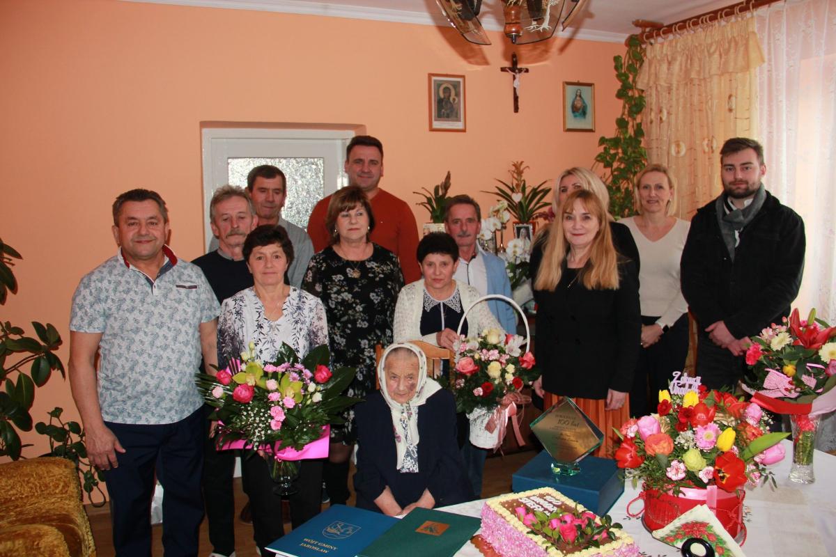 Pani Stefania miała z kim świętować. W ciągu stu lat swojego życia doczekała się 6 dzieci, 8 wnucząt i 6 prawnucząt. <br/>fot.Nadesłane do redakcji 