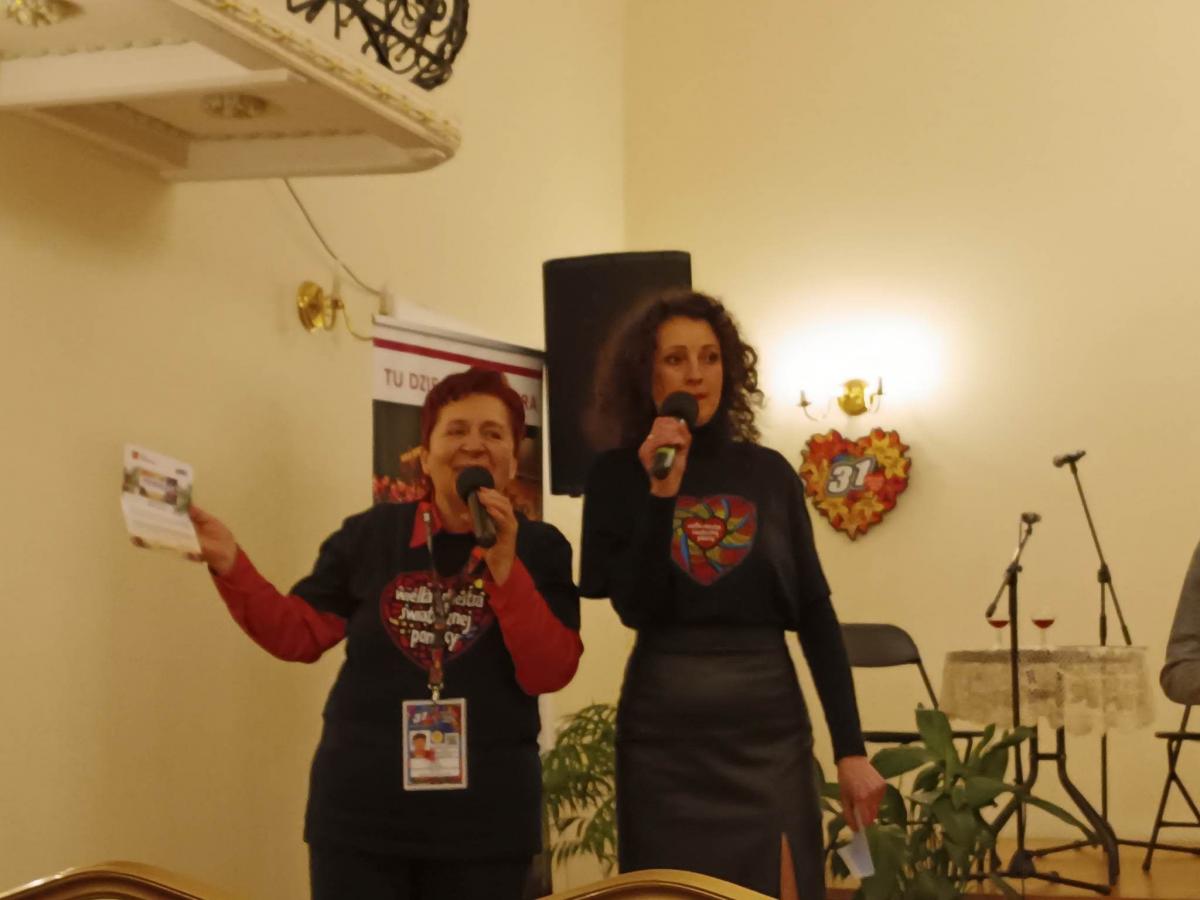 Licytację prowadziły Teresa Krasnowska (po lewej) oraz Barbara Wilk. „Nie chodzi o przedmiot – chodzi o cel” – taka myśl przyświecała biorącym udział w licytacji.
<br/>fot.archiwum autora