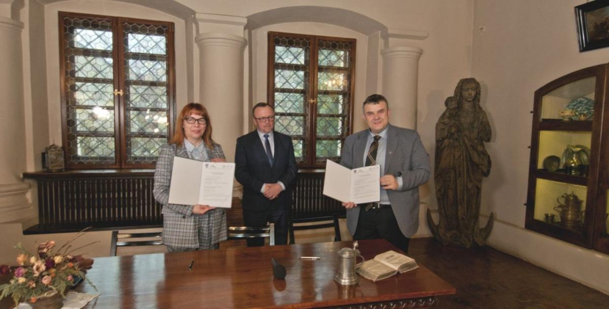 Uroczyste podpisanie porozumienia. Na zdjęciu od lewej: dyrektor CKZiU Joanna Gierczak, starosta jarosławski Stanisław Kłopot, p.o. dyrektora Muzeum w Jarosławiu Kamienica Orstettich Konrad Sawiński. <br/>fot.powiatjaroslawski.pl