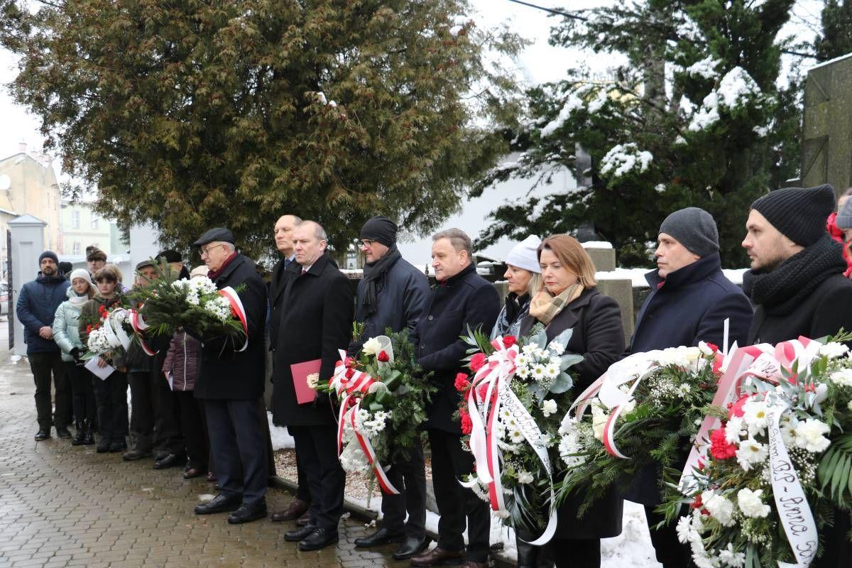 Pod tablicą upamiętniającą powstańców pochodzących z ziemi jarosławskiej oraz bohatera płk. Leona Czechowskiego, obecni oddali hołd wszystkim uczestnikom zrywu niepodległościowego, który w kartach polskiej historii zapisał się krwawym atramentem. <br/>fot.miasto Jarosław