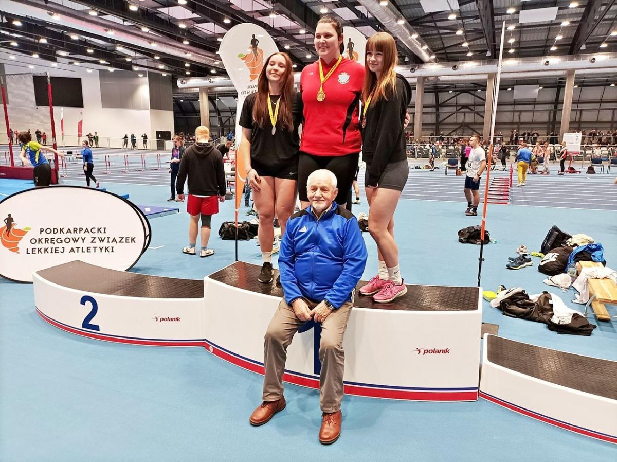 Anna Kicińska (w środku) na podium mistrzostw Podkarpacia. Poniżej jej trener Leszek Wojciechowski.<br/>fot.ze zbiorów własnych