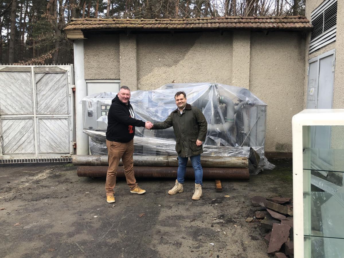 Dwóch wolontariuszy odpowiedziało na apel ukraińskich lekarzy ze szpitala pod Lwowem i postanowiło zdobyć potężny agregat prądotwórczy. Jednym z nich jest przemyślanin Grzegorz Lewandowski (z prawej).<br/>fot.ze zbiorów własnych