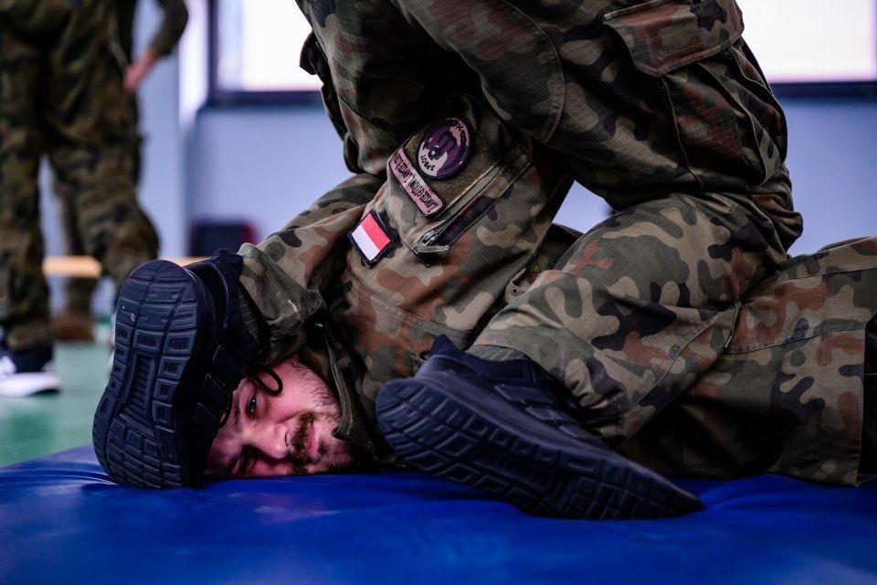 W ramach dwudniowych ćwiczeń terytorialsi uczestniczyli w części teoretycznej i praktycznej. W wymiarze praktycznym główny wysiłek ćwiczących skupiony był na przeprowadzeniu symulacji zdarzeń.<br/>fot.3 PBOT