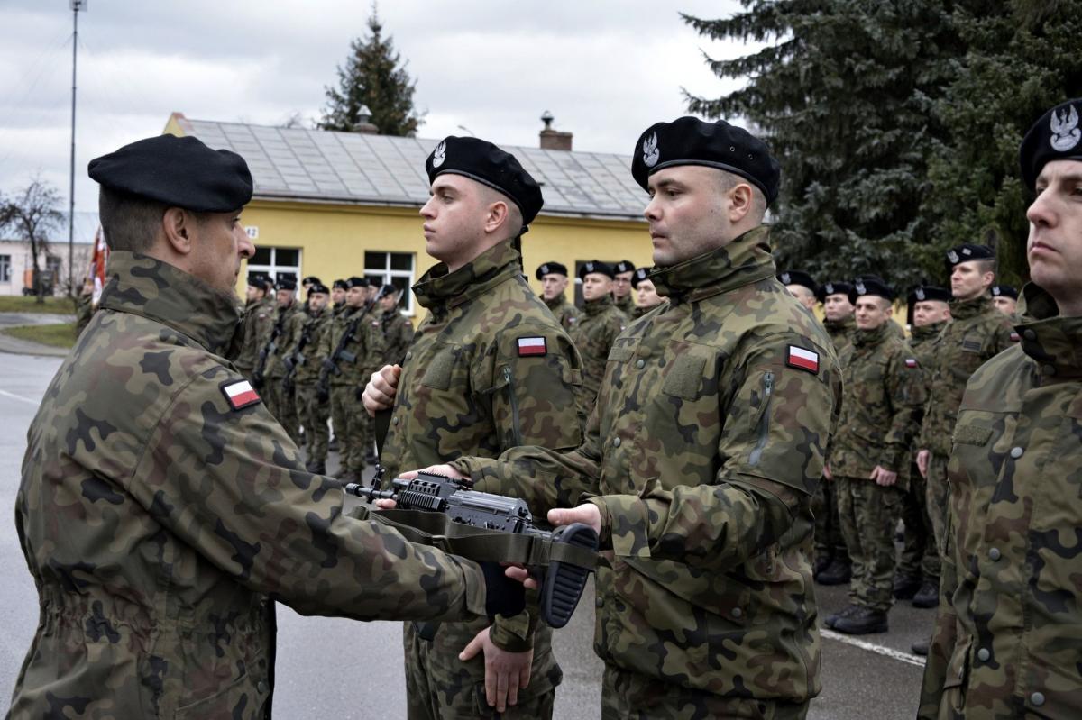 17 stycznia br. dobrowolni rekruci uroczyście odebrali broń. To akt gotowości do obrony ojczyzny oraz godnego reprezentowania Sił Zbrojnych Rzeczypospolitej Polskiej.<br/>fot.1 batalion czołgów Żurawica
