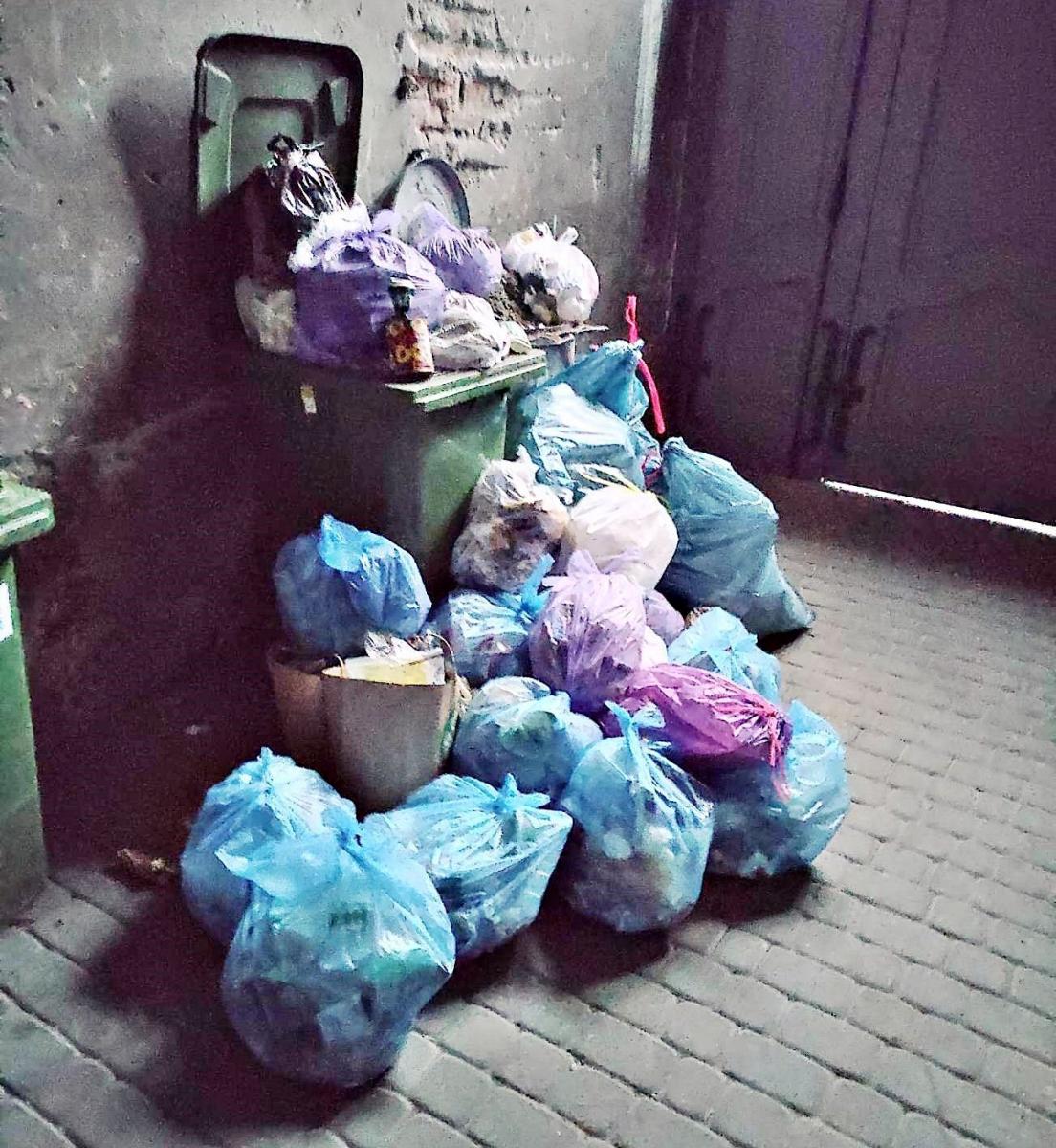 Taka sytuacja trwała przez ok. tydzień w jednej z kamienic przy ul. Dworskiego w Przemyślu. Jak zapewniło szefostwo PGK sp. z o.o. w Przemyślu, była to sytuacja incydentalna.<br/>fot.Nadesłane przez Czytelnika