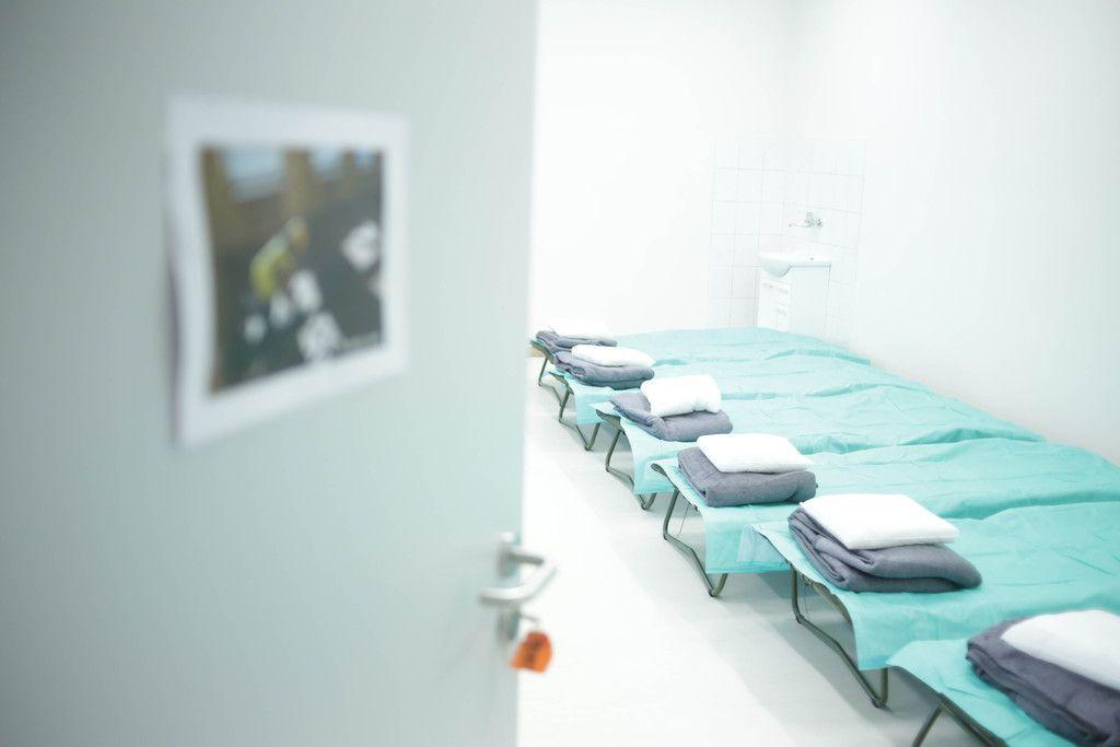 W budynku powstało kilkadziesiąt tymczasowych miejsc noclegowych.<br/>fot.UM Przemyśl  