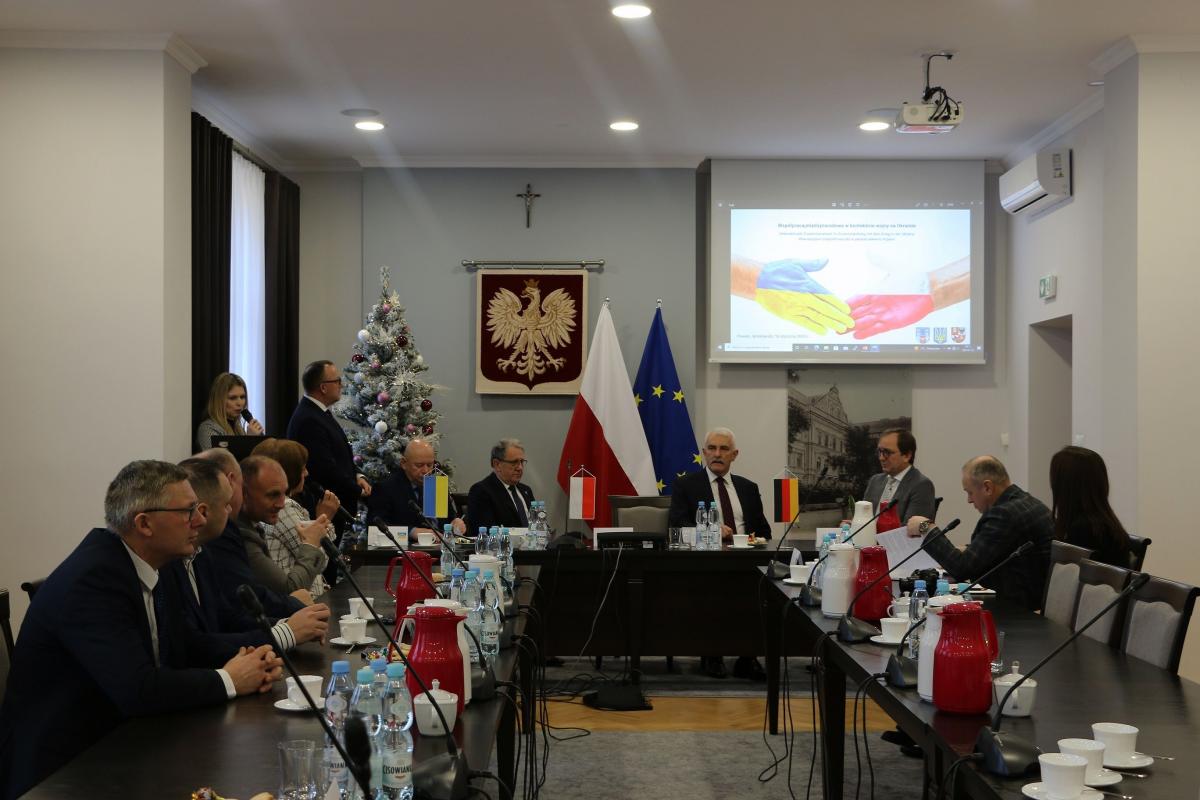 Konferencja była okazją nie tylko do przedstawienia krajowej perspektywy pomocowej, ale również do bliższego poznania ukraińskich realiów wojny. <br/>fot.powiat jarosławski