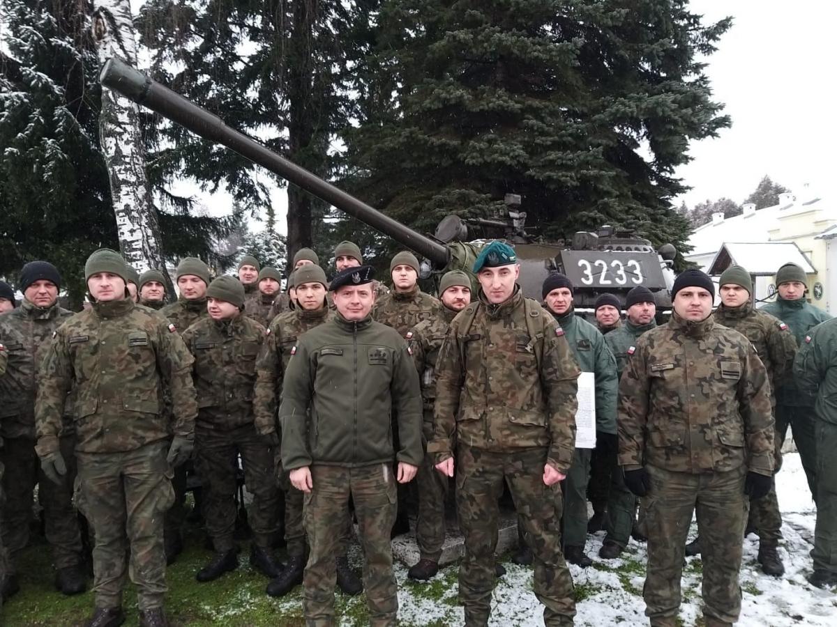 Kapral Maciej Karaś 18 stycznia wyruszył w najważniejszą podróż swojego życia. Odwiedzi każde miasto w Polsce, aby prosić o wsparcie w zbiórce pieniędzy na leczenie syna.
Jedną z pierwszych odwiedzonych przez niego jednostek był 1 Batalion Czołgów w Żurawicy. Żołnierze żurawickiej jednostki przekaza