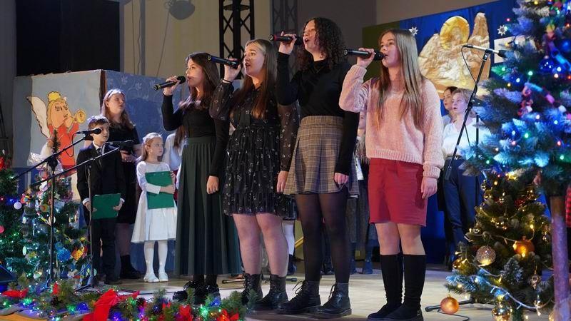 Nowe aranżacje muzyczne w połączeniu z energetycznym, młodzieńczym przekazem płynącym ze sceny przywołały magiczną atmosferę minionych świąt.

<br/>fot.CKSiR Sokół w Sieniawie