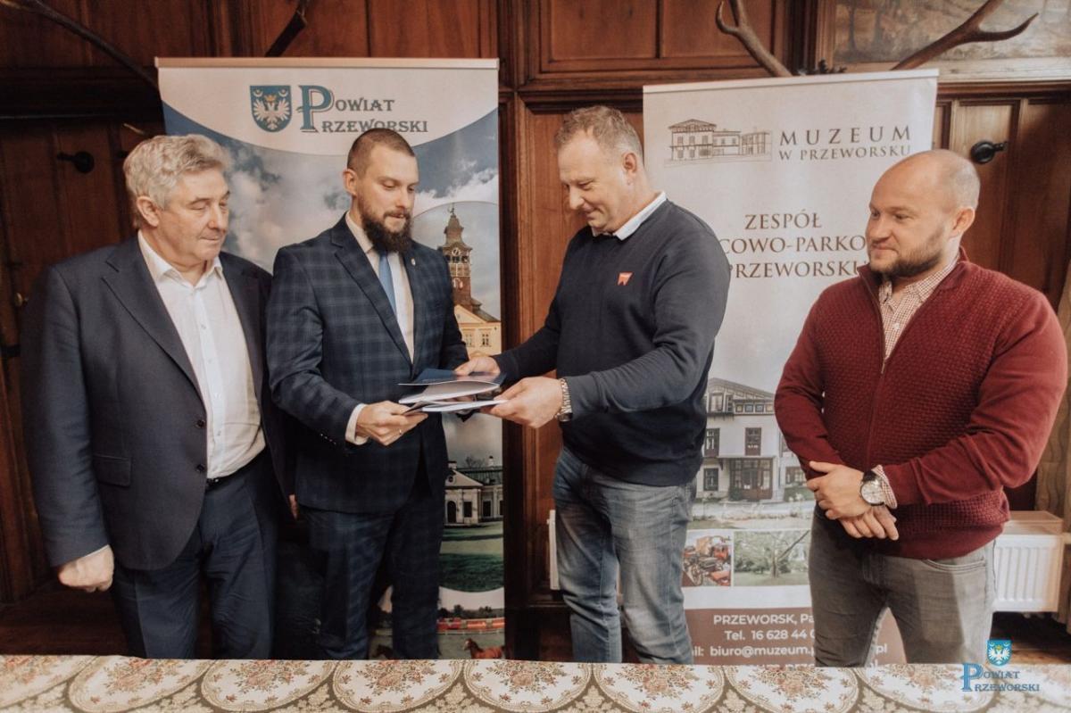 Przy parafowaniu umowy z wykonawcą inwestycji przez dyrektora przeworskiego muzeum Łukasza Mroza obecni byli: starosta powiatu przeworskiego Bogusław Urban i radny powiatowy Tomasz Syk.<br/>fot.Starostwo Powiatowe w Przeworsku