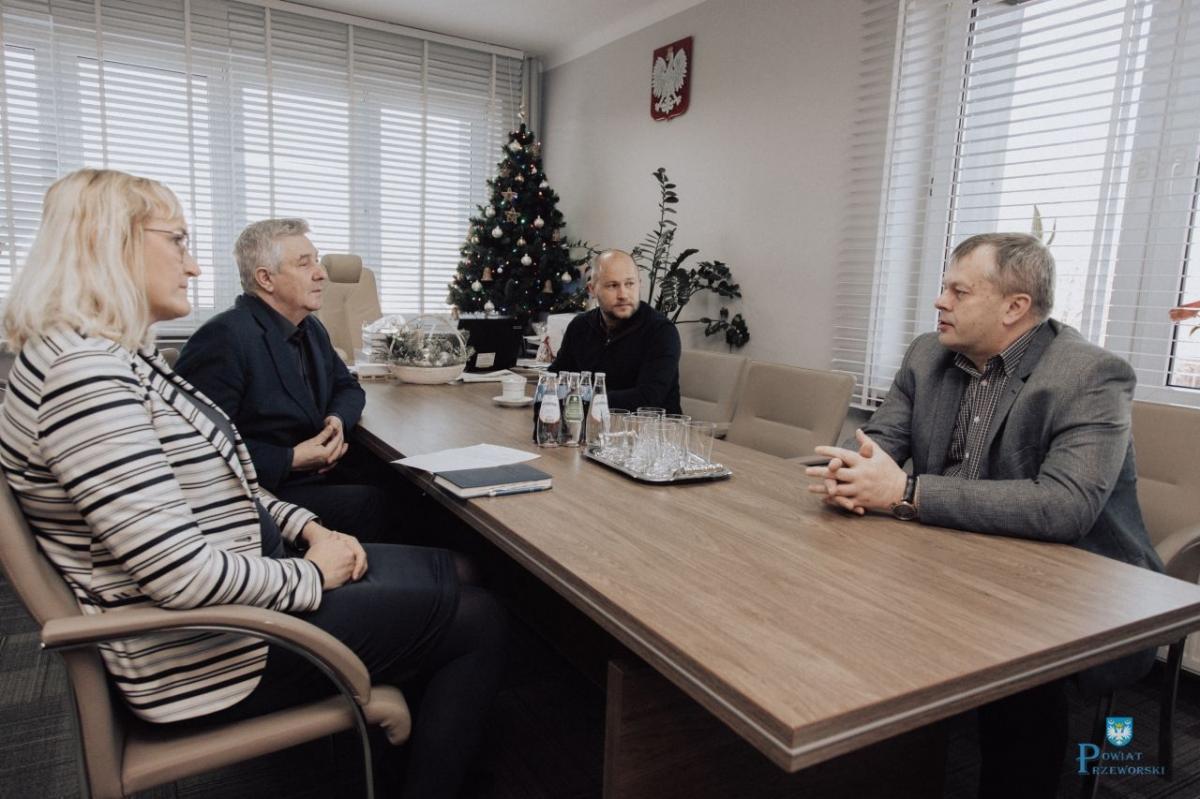O planach utworzenia klasy sportowej w ramach liceum ZS w Przeworsku dyskutowano w Starostwie Powiatowym w Przeworsku.

<br/>fot.Starostwo Powiatowe w Przeworsku