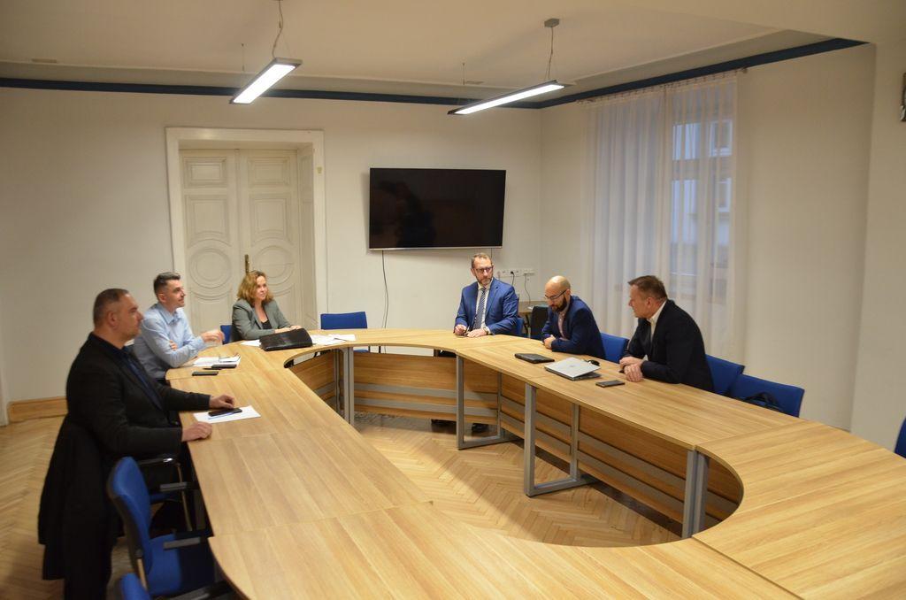 Jeszcze nie wiadomo dokładnie, kiedy będzie można liczyć na pojawienie się w obiegu Karty Przemyślanina. Nie wiadomo też, jakie dokładnie benefity będą związane z jej posiadaniem. Trzeba jednak przyznać, że gdyby faktycznie wiele firm, instytucji i usługodawców dołączyło do programu, mieszkańcy znac