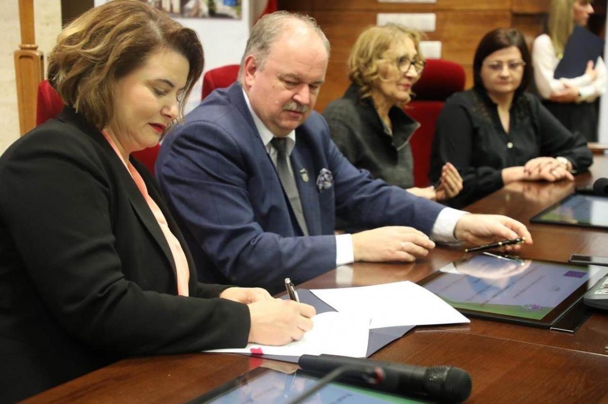 Konferencja podsumowująca kolejne rozdanie funduszy z PROW odbyła się 10 stycznia, w Urzędzie Marszałkowskim w Rzeszowie. Umowy parafowali przedstawiciele 38 samorządów, w tym również z terenu powiatów: przemyskiego, jarosławskiego, przeworskiego i lubaczowskiego.<br/>fot.UG Gać