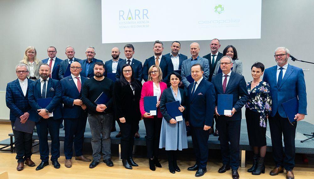 Porozumienie w sprawie utworzenia inkubatora dla małych i średnich firm z Ukrainy podpisane zostało w siedzibie Rzeszowskiej Agencji Rozwoju Regionalnego w Jasionce, która pełnić będzie rolę koordynatora działań. Wśród sygnatariuszy dokumentu znalazło się 14 podmiotów.<br/>fot.Biuro Prasowe UMWP  
