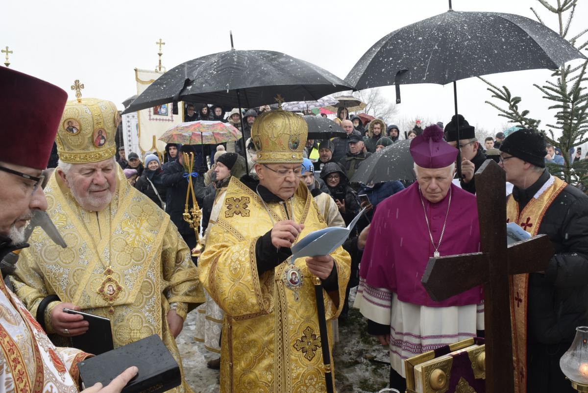 W dniu Jordanu, w cerkwiach odbywa się uroczysta Boska Liturgia. Po niej, wierni udają się nad rzeki i strumienie, gdzie kapłan na pamiątkę Chrztu Pańskiego, zanurza trzykrotnie w wodzie krzyż i potrójną świecę. Ma symbolizować to wierność, oczyszczenie oraz Trójcę Przenajświętszą.<br/>fot.Artur Wil