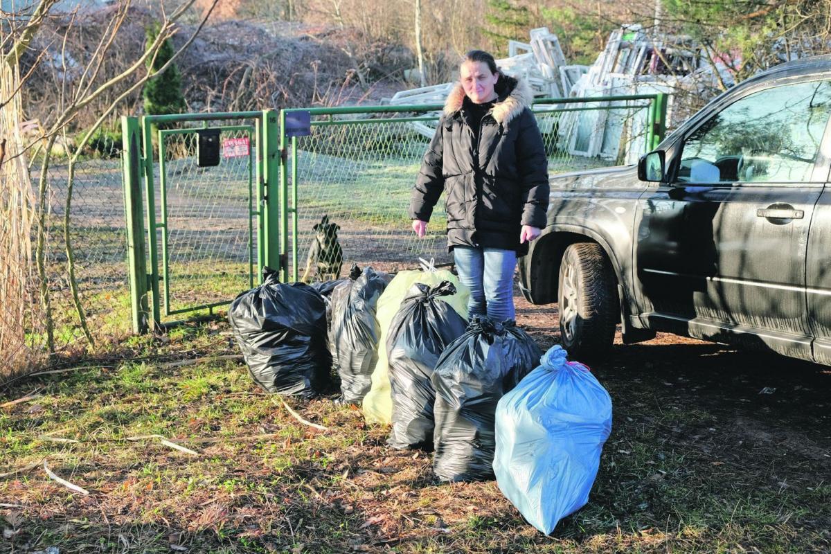– Nawet śmieci nie wywożą, bo nie mogą do nas dojechać – skarży się Łyszczyszarzowa.<br/>fot.Jacek Szwic