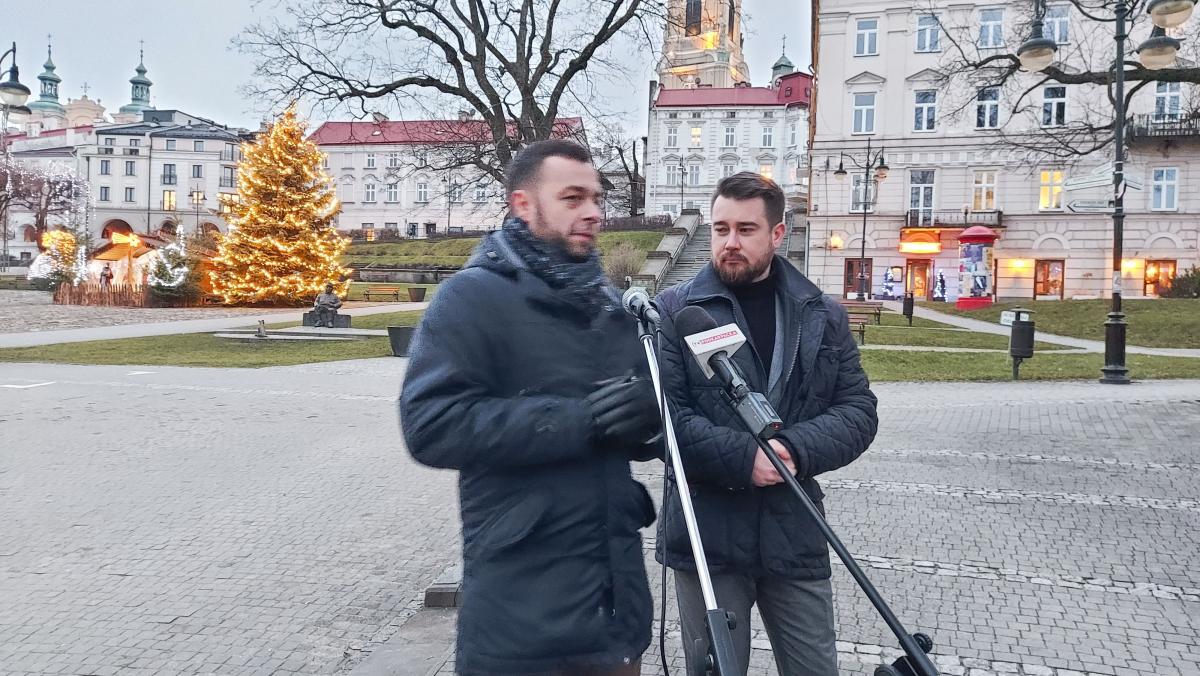 W konferencji na przemyskim Rynku wzięli udział: Bartosz Romowicz, burmistrz Ustrzyk Dolnych i jednocześnie lider Polska 2050 Szymona Hołowni na Podkarpaciu oraz lider przemyskich struktur partii Hołowni Arkadiusz Południak.                                      