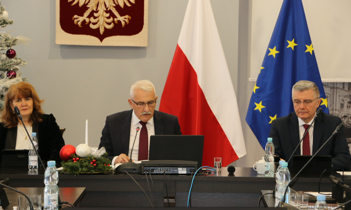 Na zakończenie spotkania przewodniczący rady powiatu Marian Fedor przekazał wszystkim zebranym oraz oglądającym transmisję online życzenia świąteczne.<br/>fot.powiat jarosławski