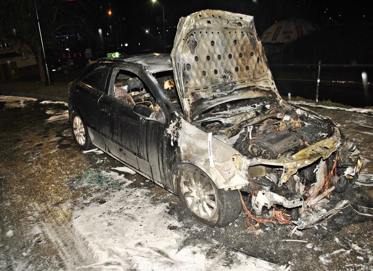 Tak wyglądał opel astra po ugaszeniu pożaru przez przemyskich strażaków. <br/>fot.KMP Przemyśl