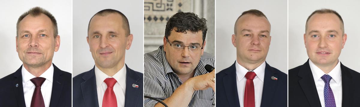 Tej piątce przemyskich radnych (od lewej: Wojciech Błachowicz, Daniel Dryniak, Tomasz Kulawik, Mirosław Majkowski i Wojciech Rzeszutko) grozi utrata mandatu jeśli bardzo przekonująco nie udowodnią, że Przemyśl jest ich „centrum interesów życiowych”. Chodzi chociażby o: spanie, płacenie rachunków czy