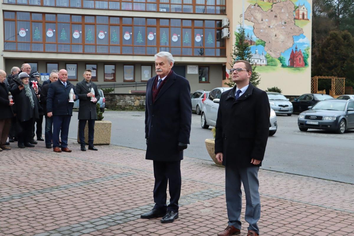 W Birczy, w rocznicę tragicznych wydarzeń, które dokonały się w nocy z 6 na 7 stycznia 1946 roku, kolejny raz zapalono znicze i złożono kwiaty przy pomniku upamiętniającym ofiary agresji i obrońców miejscowości.


<br/>fot.UG Bircza