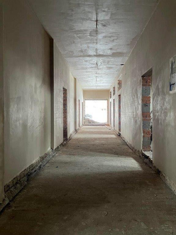 W tym roku udało się: zamontować stolarkę okienną, wykonać instalację kanalizacyjną w pomieszczeniu kuchennym i sanitariatach oraz instalację elektryczną, a także wylewkę w kuchni, sanitariatach i korytarzu oraz położyć tynk gipsowy.<br/>fot.UG Fredropol