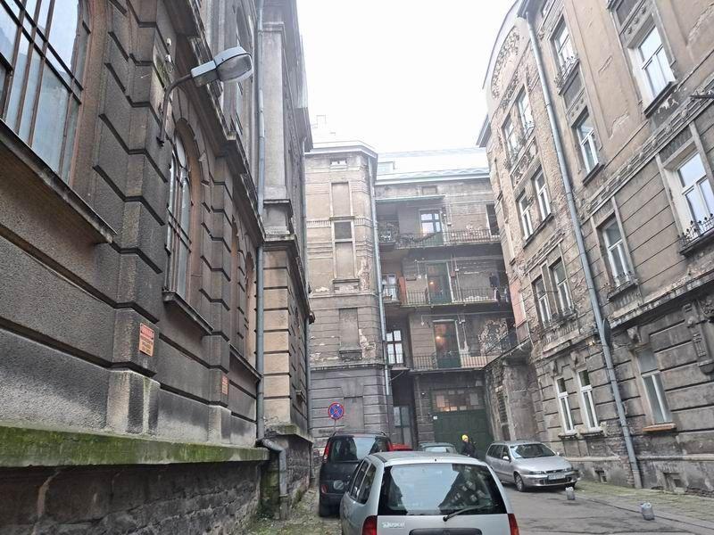 Jeszcze przed świętami nastąpiła awaria latarni oświetlającej ciemny zaułek ulicy Bibliotecznej. Od tamtej pory wieczorami mieszkańcy brodzą w ciemnościach.<br/>fot.U. Gielo