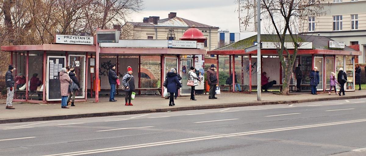 Stan techniczny i estetyka otoczenia obecnych przystanków MZK przy ul. Jagiellońskiej w Przemyślu pozostawiają wiele do życzenia. Niebawem ma się to zmienić.<br/>fot.Mariusz Godos