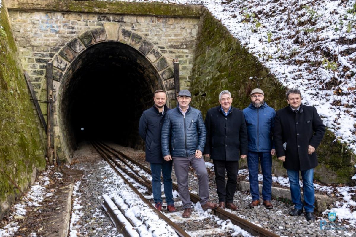 Z budżetu powiatu przeworskiego odbudowano m.in. torowisko w tunelu w Szklarach oraz odwodniono go. Trzeci od lewej starosta przeworski Bogusław Urban.<br/>fot.Starostwo Powiatowe w Przeworsku