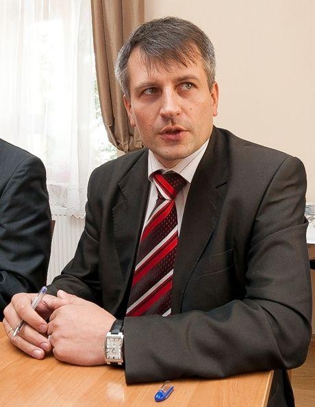 Piotr Słaby w styczniu 2015 r. został odwołany ze stanowiska prezesa Przemyskiej Agencji Rozwoju Regionalnego. Odwołała go rada nadzorcza spółki, którą kierował. Uczyniła to na wniosek prezydenta Przemyśla Roberta Chomy. Potem został dyrektorem Sądu Okręgowego w Krakowie, by 1 grudnia 2022 r. trafić