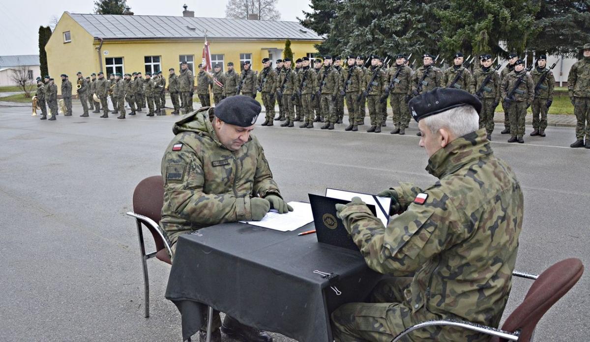 Protokół podpisali – z ramienia dowódcy generalnego rodzajów sił zbrojnych – gen. bryg. Dariusz Lewandowski (z lewej) oraz – z ramienia dowódcy operacyjnego rodzajów sił zbrojnych – gen. bryg. Rafał Kowalik, były dowódca żurawickich pancerniaków.<br/>fot.1 batalion czołgów Żurawica