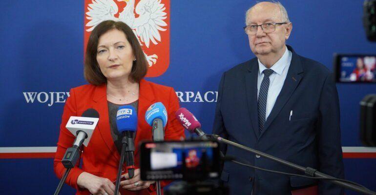 Istotę rządowego wsparcia dla organizatorów transportu, podkreślali obecni na konferencji starosta jarosławski Stanisław Kłopot oraz starosta brzozowski Zdzisław Szmyd. Zaznaczyli, że dzięki nowym liniom komunikacyjnym mieszkańcy, – zwłaszcza z mniejszych miejscowości, będą mieli możliwość dotarcia 