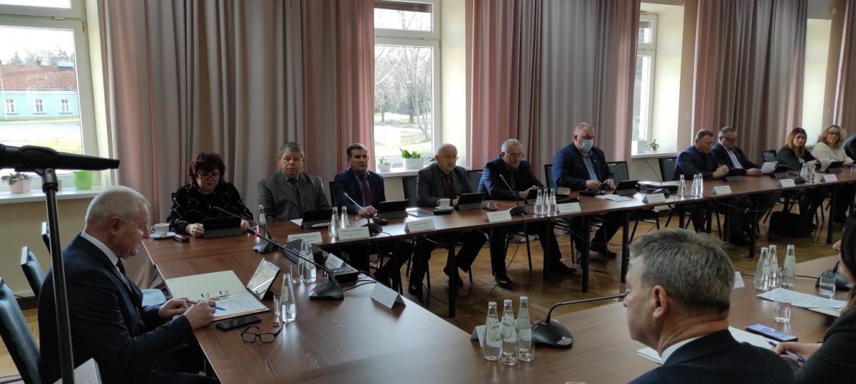 Radni, jak zwykle zgodnie i jednogłośnie, przyjęli rekordowy budżet Radymna na 2023 rok.<br/>fot.www.radymno.pl