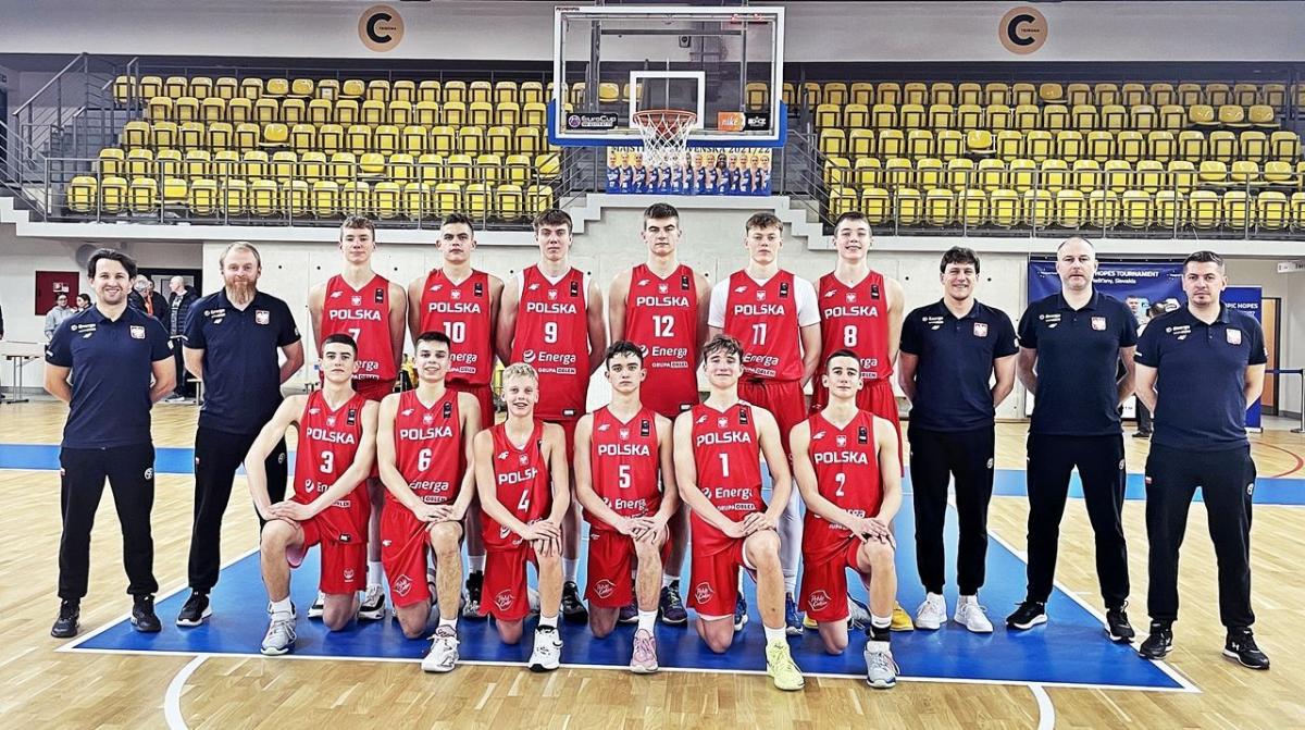Bruno Chalicki (pierwszy z lewej w dolnym rzędzie) na stałe zagościł w reprezentacji Polski U-15.<br/>fot.PZKosz