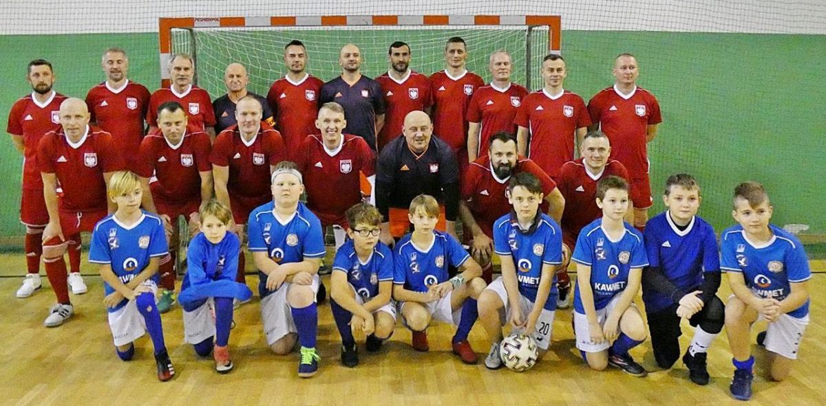 Wizyta reprezentacji Polski powyżej 35 lat w futsalu była sporym wydarzeniem imprezy w Orłach, zwłaszcza dla adeptów futbolu.<br/>fot.Sebastian Łoś