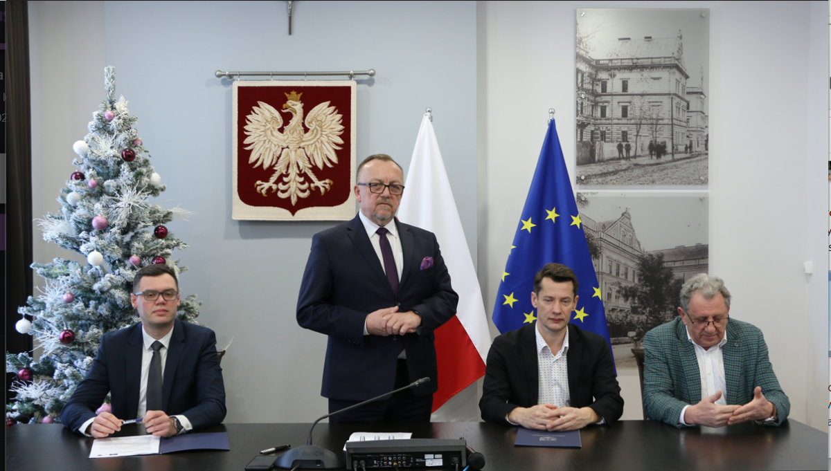  – Dziękuję posłowi na Sejm RP Tadeuszowi Chrzanowi, ministrowi infrastruktury Andrzejowi Adamczykowi oraz ministrowi Rafałowi Weberowi za wsparcie inwestycji – skomentował starosta Stanisław Kłopot.<br/>fot.powiat jarosławski