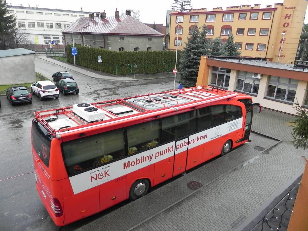 Krwiobus w Jarosławiu stacjonuje pod halą sportową MOSiR, zawsze w godzinach porannych.<br/>fot.miasto Jarosław