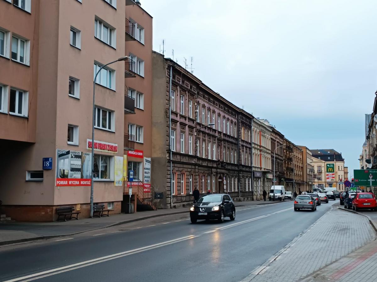 Akcja ratunkowa przebiegała na jednej z głównych ulic miasta. Być może będzie to przestroga dla licznych gapiów.<br/>fot.archiwum autora