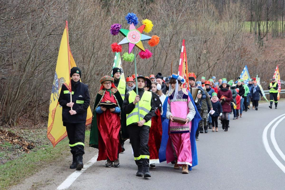 Barwny orszak z udziałem mieszkańców przemaszerował z Korzeńca w gminie Bircza do kościoła parafialnego w Birczy.<br/>fot.GOKSiT Bircza