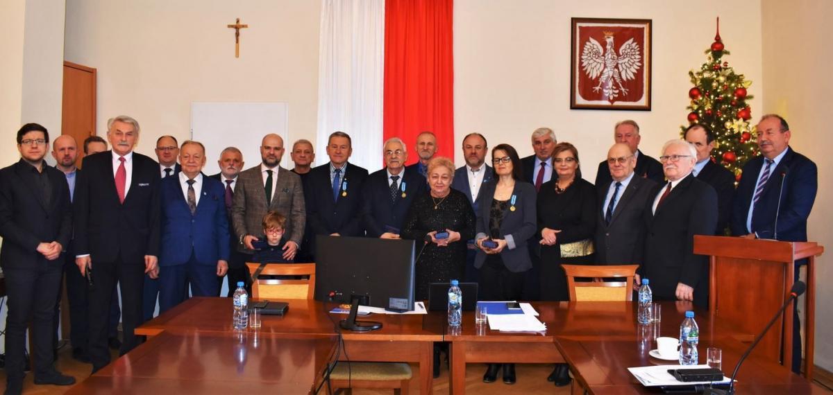 Uroczysta ceremonia wręczenia honorowych odznak „Zasłużony dla Powiatu Przemyskiego” była częścią grudniowej sesji Rady Powiatu Przemyskiego.<br/>fot.Starostwo Powiatowe w Przemyślu