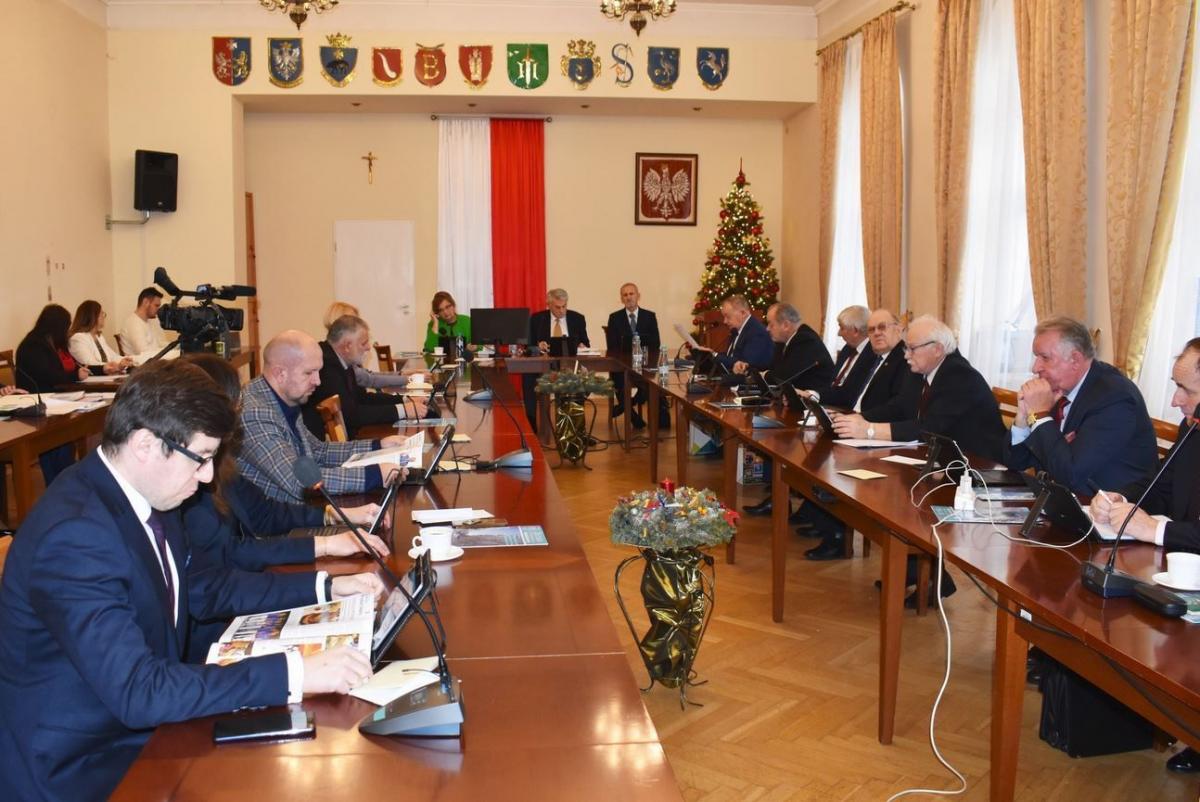 Sesja powiatowa, poświęcona głosowaniu nad uchwałą budżetową, przebiegła w spokojnej atmosferze. W kwestii planów finansowych na obecny rok radni byli nadzwyczaj zgodni.<br/>fot.Starostwo Powiatowe w Przemyślu