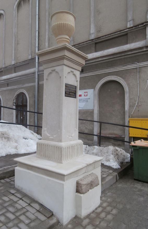 Obelisk poświęcony pamięci Ferdynanda Wenzla po kolejnej konserwacji zyskał zwieńczenie możliwie jak najwierniej nawiązujące do pierwowzoru, przypominające formę wazy.<br/>fot.UM Jarosław