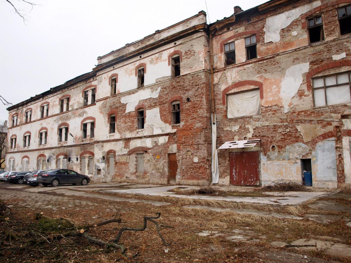 Od wielu lat na zdewastowanym obiekcie umieszczone są tabliczki z informacją, że budynek jest uszkodzony i grozi zawaleniem. Dzięki szefowi uznanej na całym świecie firmy „Hensfort” Andrzejowi Pichurowi obiekt zostanie uratowany. Ma być jednym z ładniejszych w Przemyślu.<br/>fot.Mariusz Godos