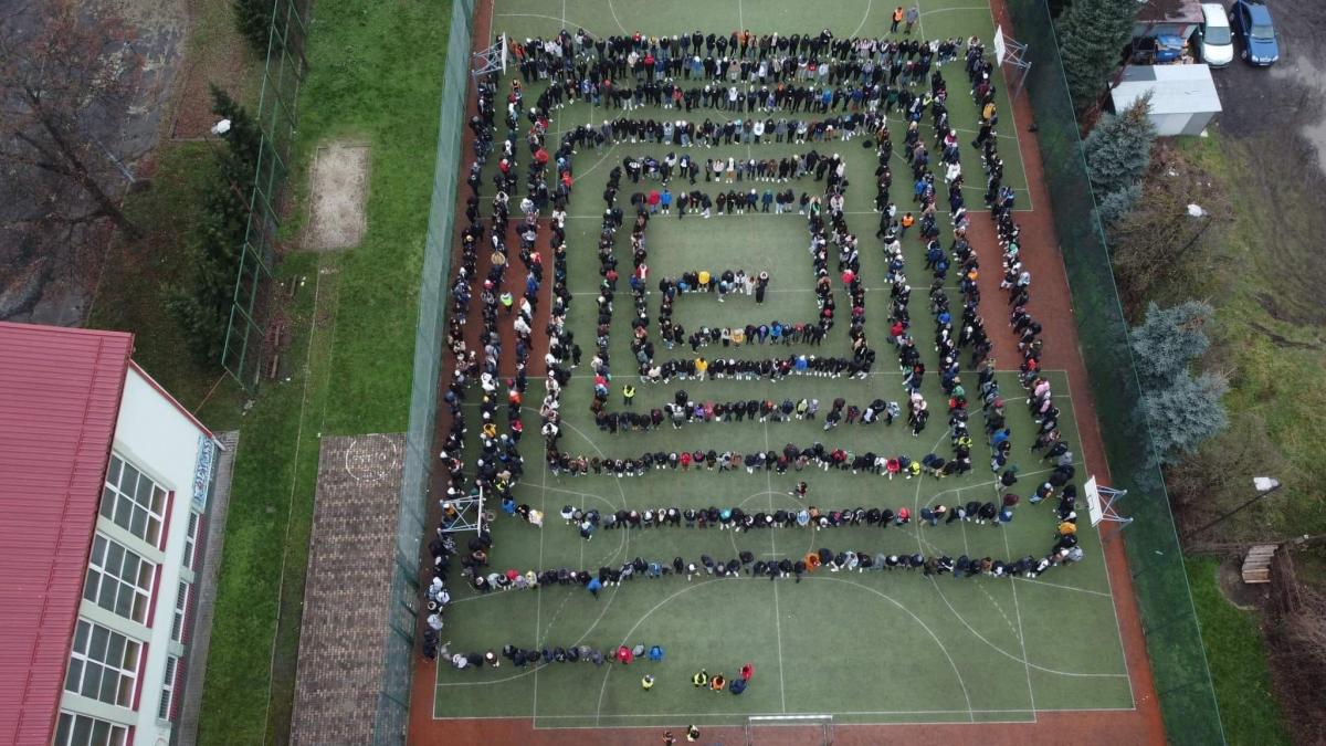 30 listopada 2022 r. uczniowie z Zespołu Szkół Drogowo-Geodezyjnych i Licealnych oraz Zespołu Szkół Technicznych i Ogólnokształcących w Jarosławiu podjęli próbę pobicia rekordu Polski na najdłuższe rozwinięcie liczby pi. Udało się!<br/>fot.Zespół Szkół Drogowo-Geodezyjnych i Licealnych w Jarosławiu
